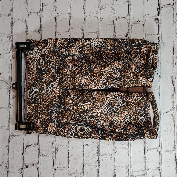 Old Navy Women's Abstract Patterned Athletic Shorts Size Medium EUC - Picture 3 of 5